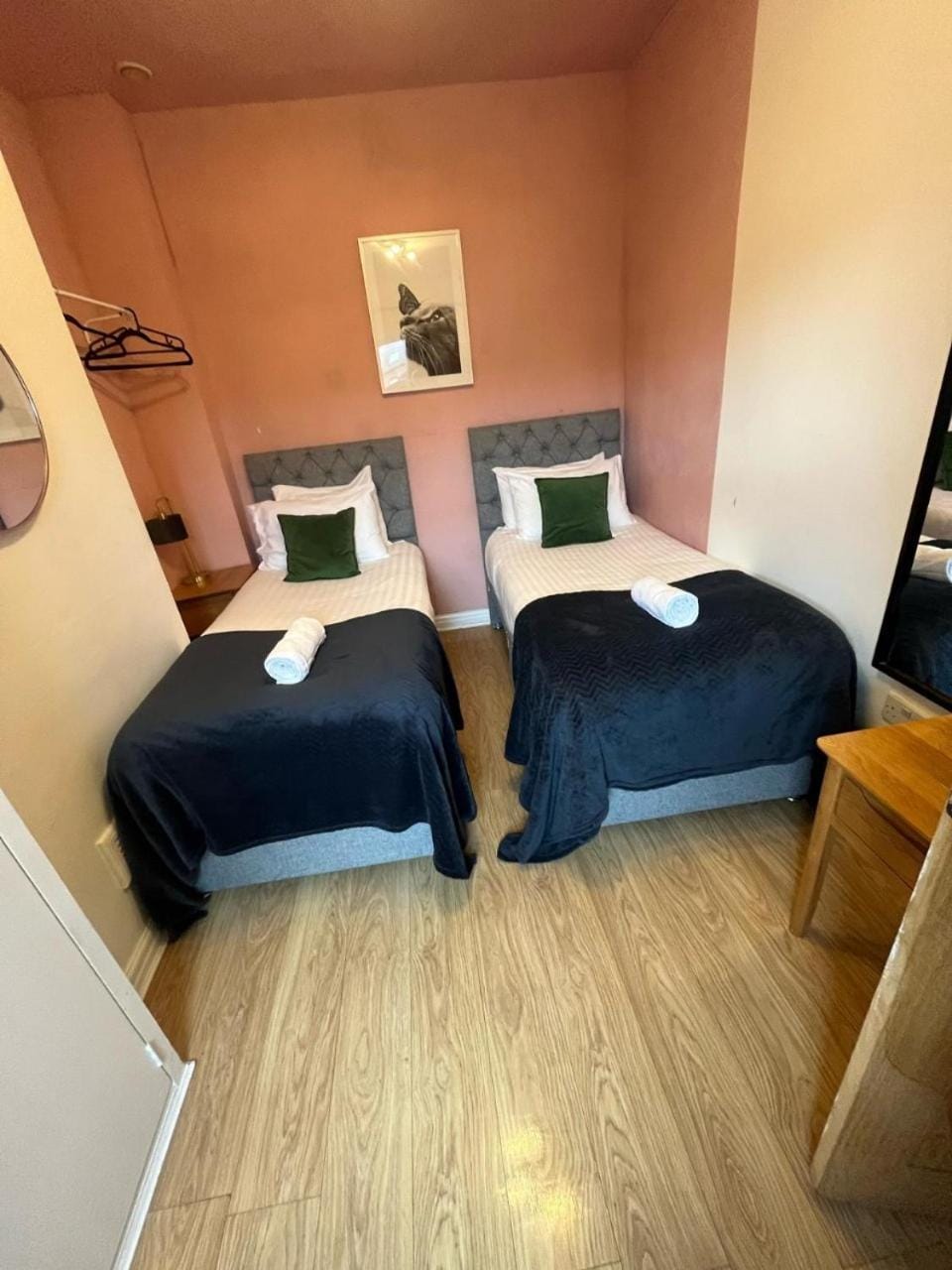 BIG Contractor House with 6 Beds & Free Parking by PureStay - 7 night min! House in Salford