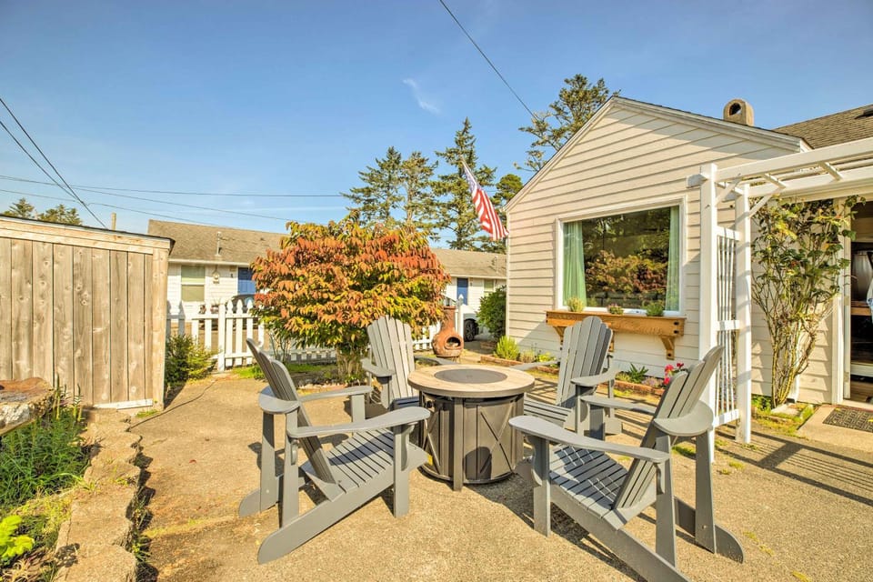 Walk to Beach: Seaview Cottage w/ Coastal Charm! House in Long Beach