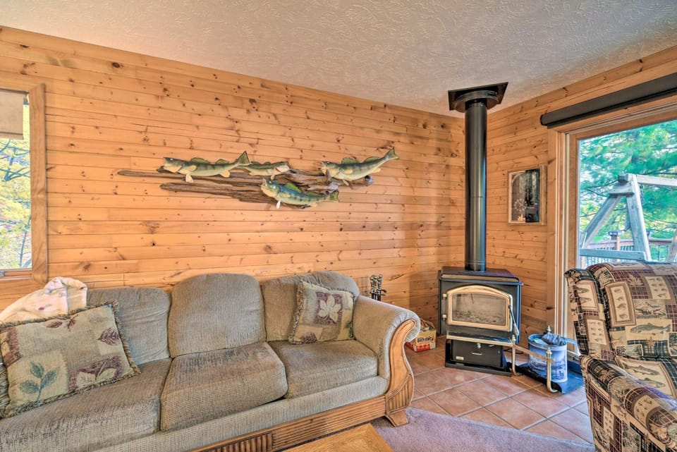 Cozy Hayward Cottage w/ Dock & Lakefront View House in Chief Lake