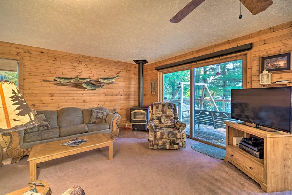 Cozy Hayward Cottage w/ Dock & Lakefront View House in Chief Lake