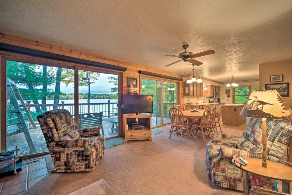 Cozy Hayward Cottage w/ Dock & Lakefront View House in Chief Lake