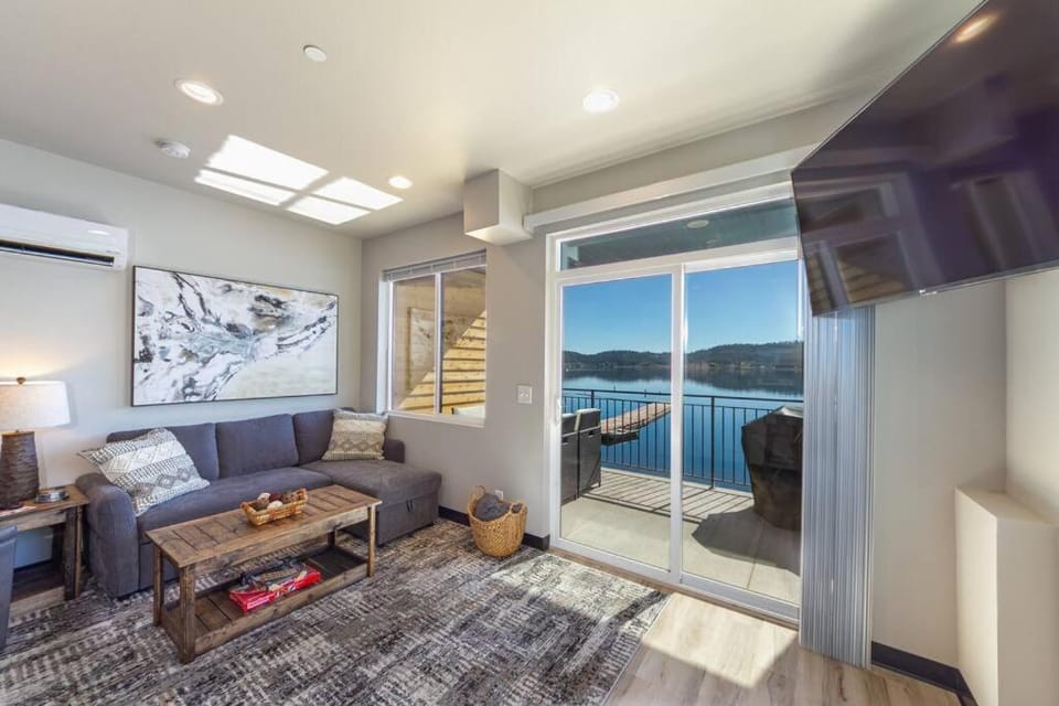 Gorgeous Triplex Unit With Spectacular Lake Views! House in Franklin D Roosevelt Lake