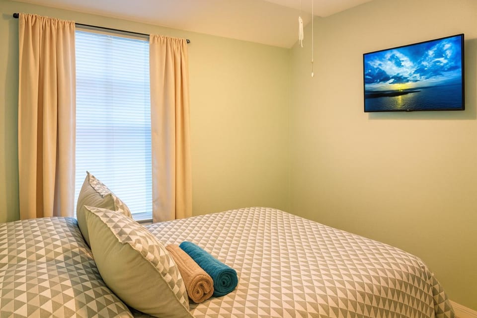 Bed, TV and multimedia, Photo of the whole room, Bedroom
