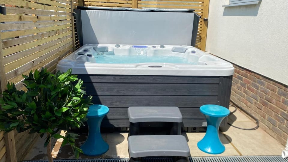 Hot Tub, Hot Tub