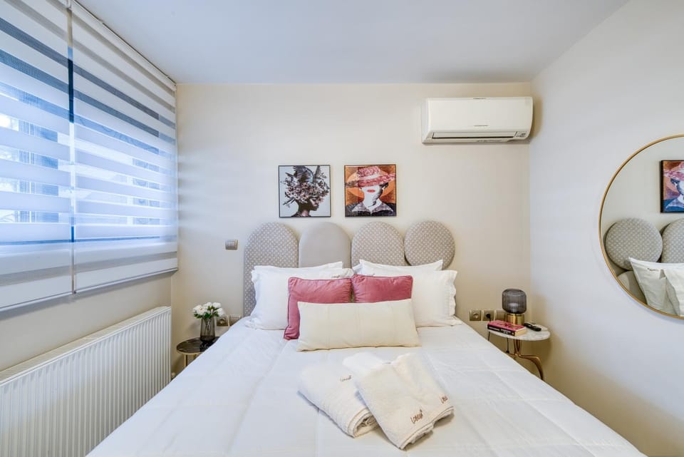 Bed, Photo of the whole room, Bedroom, children, Family, towels
