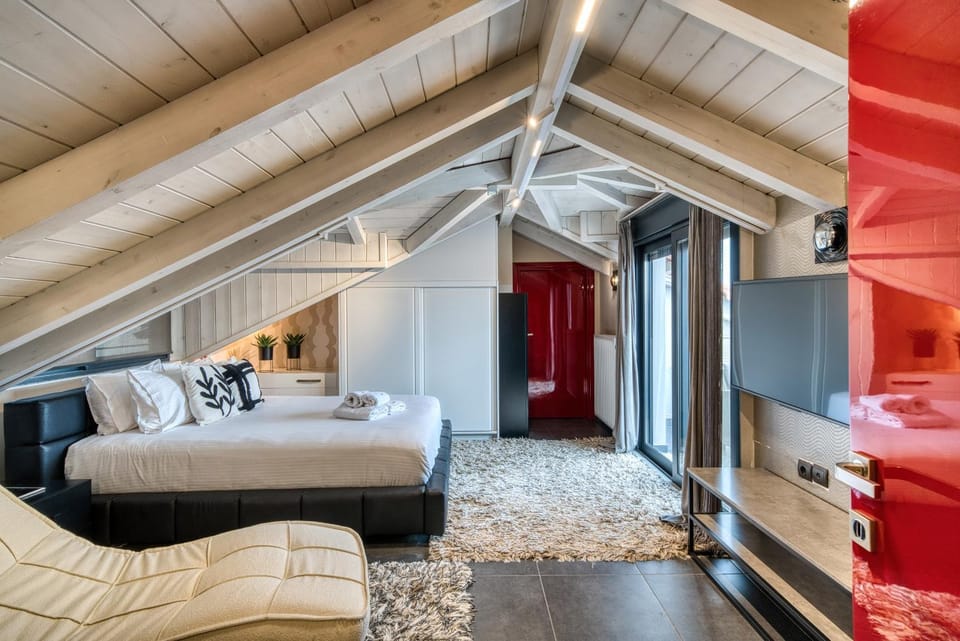 Bed, Bird's eye view, View (from property/room), View (from property/room), Balcony/Terrace, Photo of the whole room, Bedroom, City view, City view, Landmark view, Landmark view, Mountain view, Mountain view, Street view, Street view