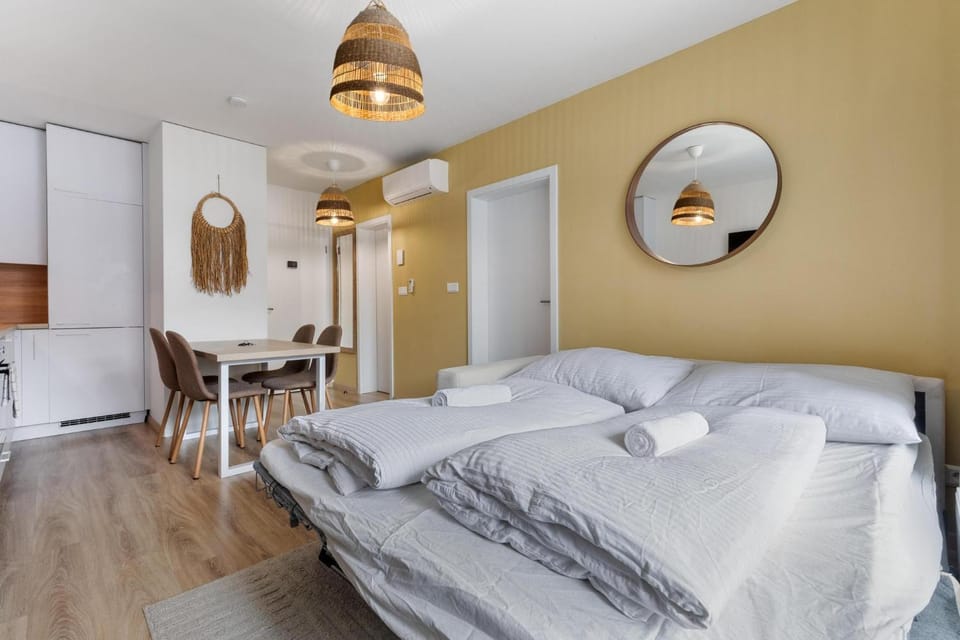 Bed, Photo of the whole room, Dining area, Bedroom