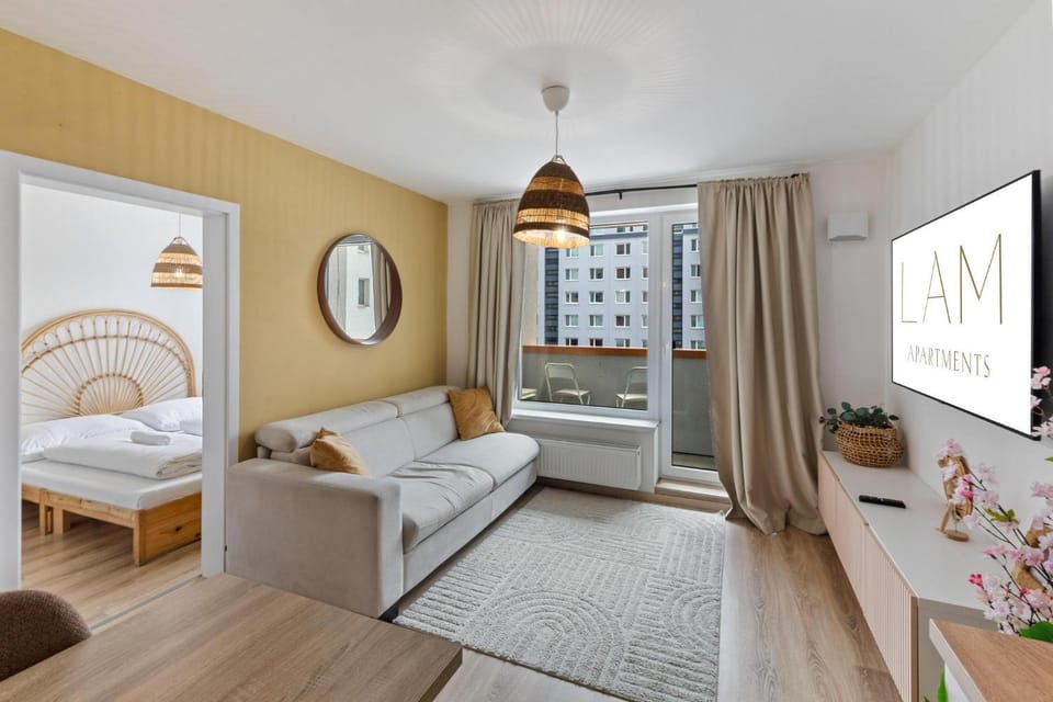 Bed, TV and multimedia, Living room, Photo of the whole room, Seating area, Bedroom