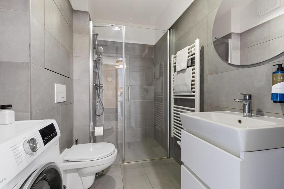 Shower, Toilet, Bathroom, towels