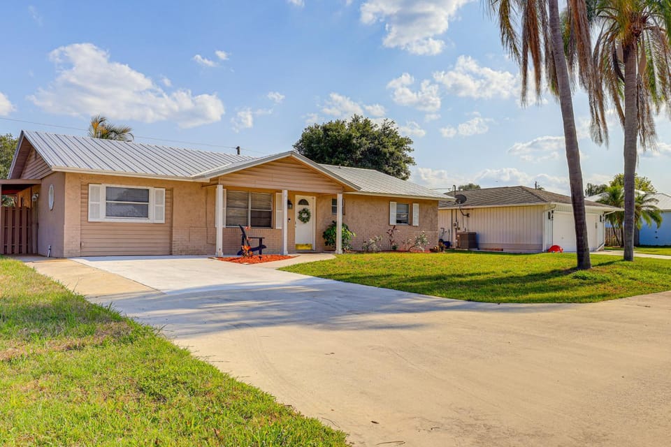 Pool and Game Room Family-Friendly Stuart Oasis! House in Jensen Beach