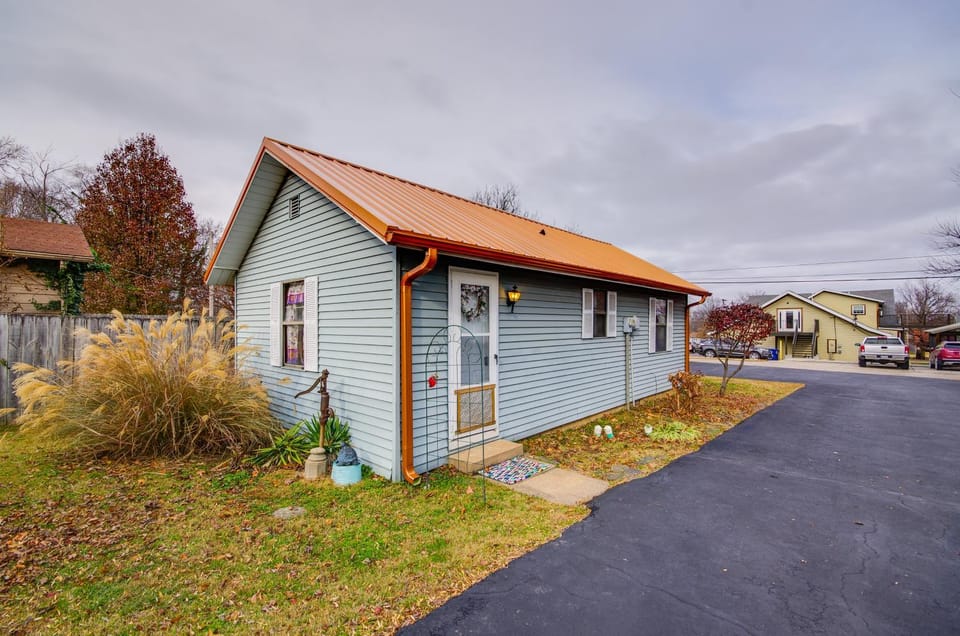 Walk to Dtwn: New Orleans-Themed Lebanon Cottage Apartment in Ozark Mountains