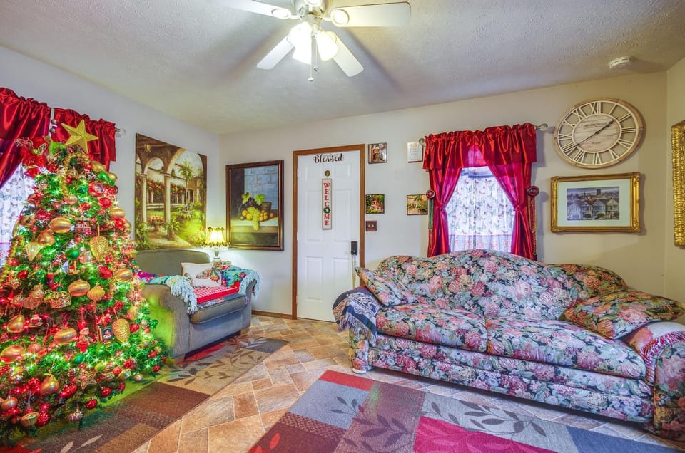 Walk to Dtwn: New Orleans-Themed Lebanon Cottage Apartment in Ozark Mountains