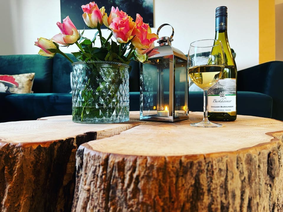 Living room, Food and drinks, Seating area, Drinks