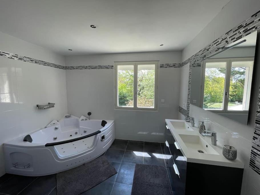 Maison tout confort en Touraine 4 chambres House in Centre-Val de Loire