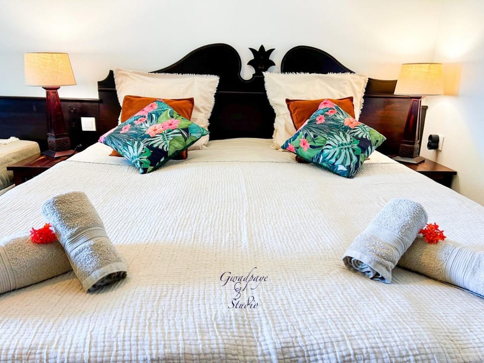 Vue Exclusive Mer et Volcan, Village Vacances avec Plage et Piscine, Les Gwadastudios Apartment in Sainte-Anne