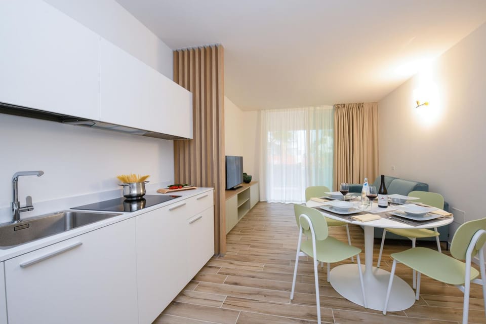 Kitchen or kitchenette, Dining area