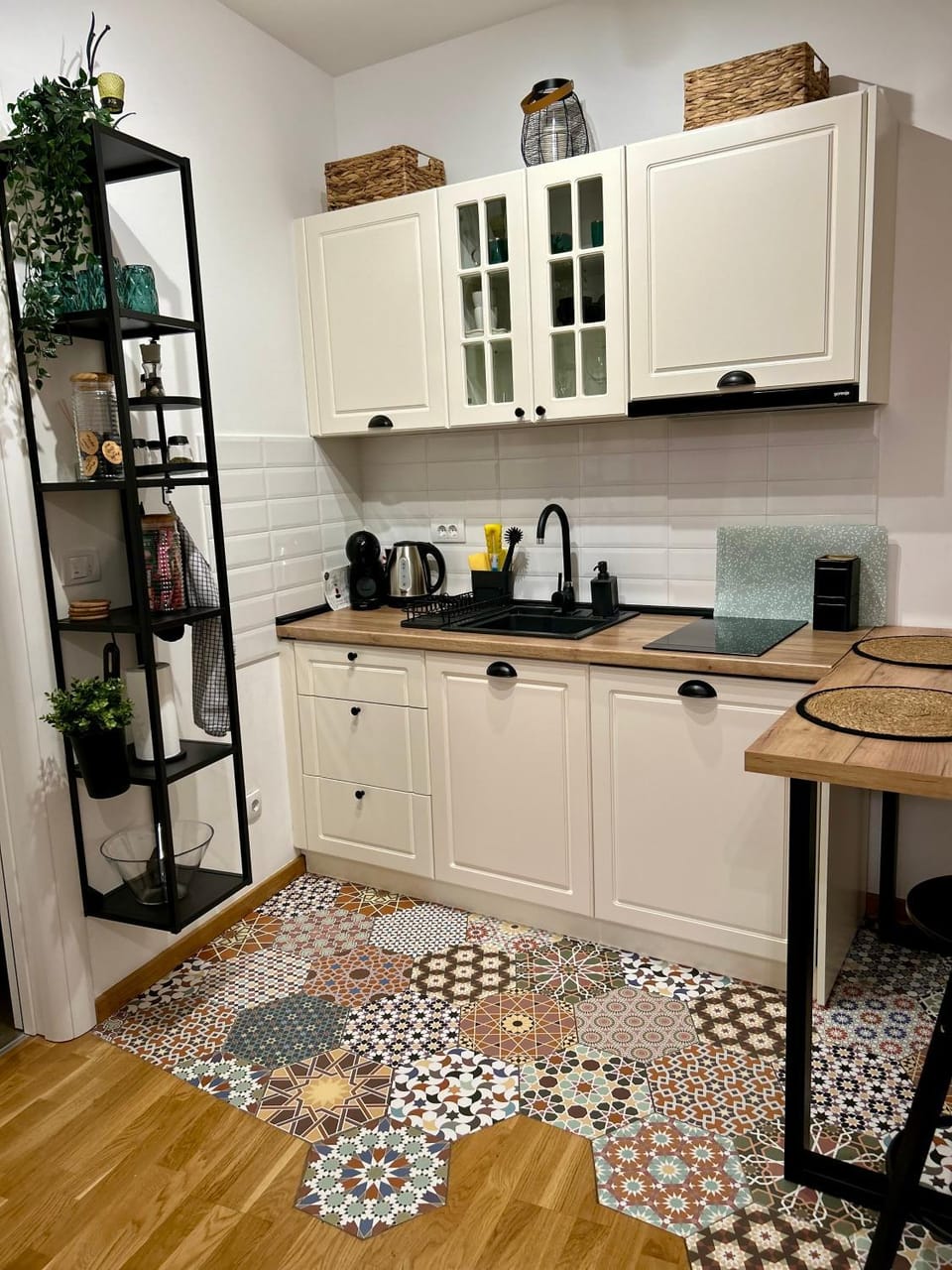 Coffee/tea facilities, Kitchen or kitchenette, Dining area, stove, toaster