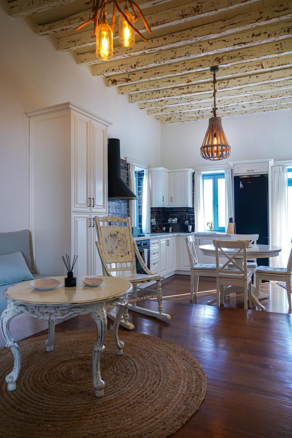 Kitchen or kitchenette, Living room, Seating area
