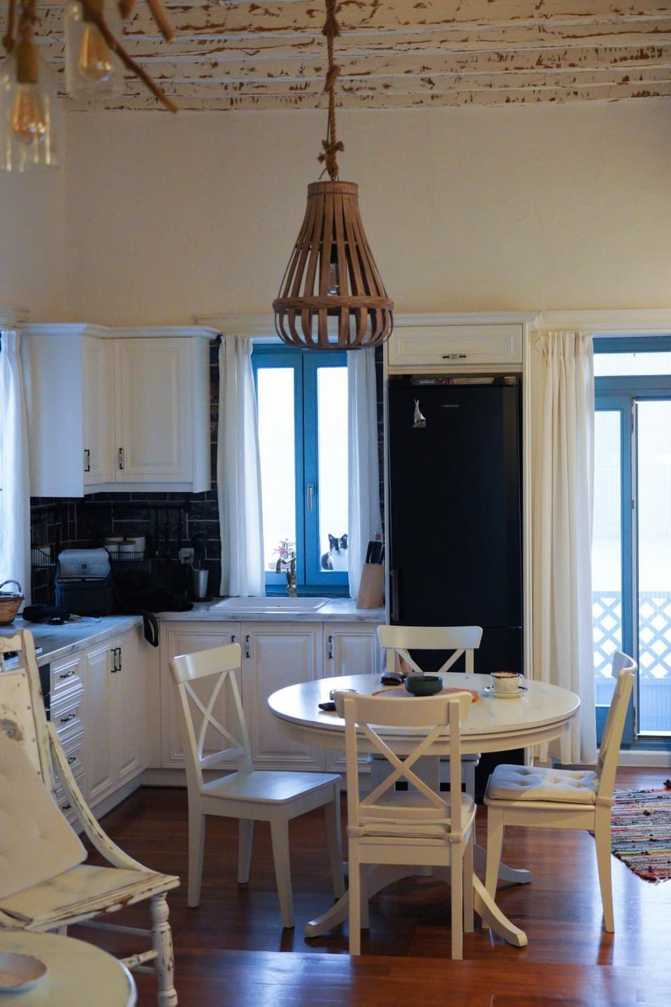 Kitchen or kitchenette, Seating area, Dining area