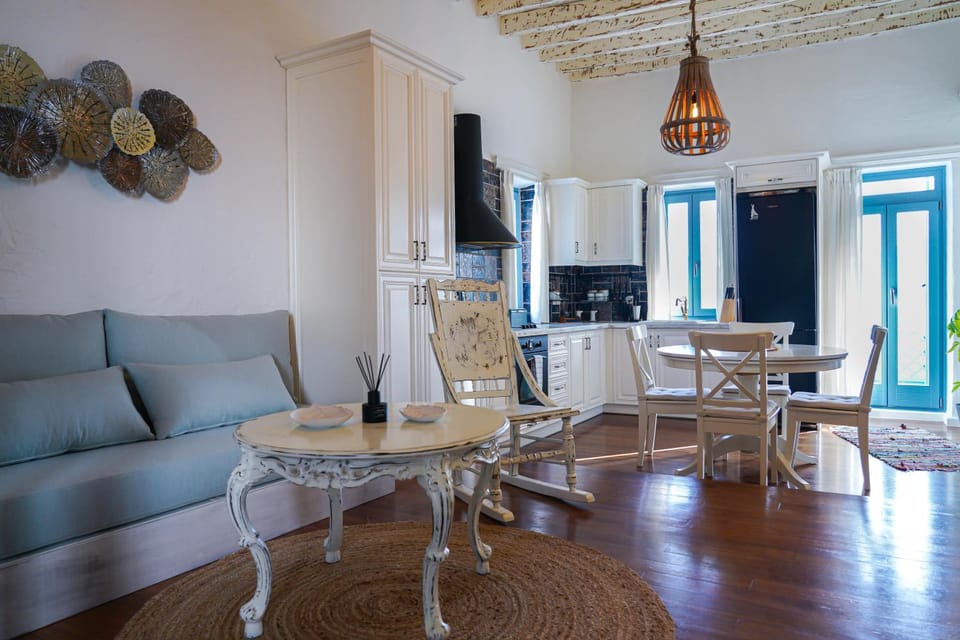 Kitchen or kitchenette, Living room, Seating area, Dining area