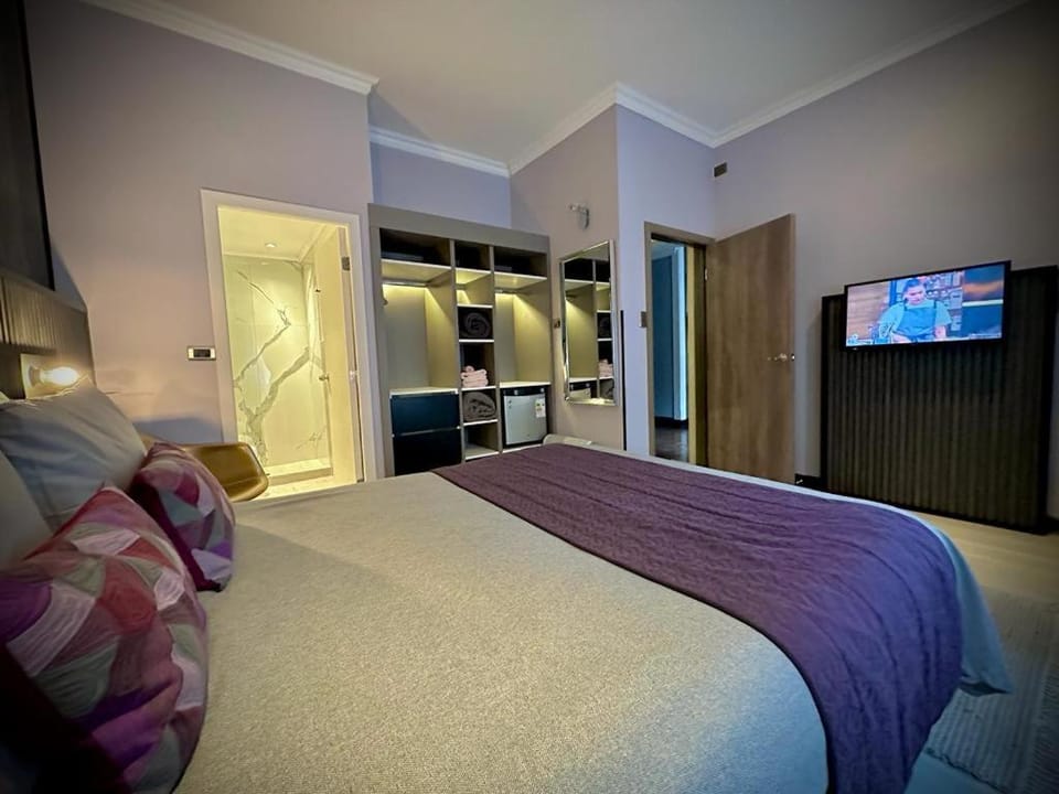 Bed, TV and multimedia, Photo of the whole room, Bedroom
