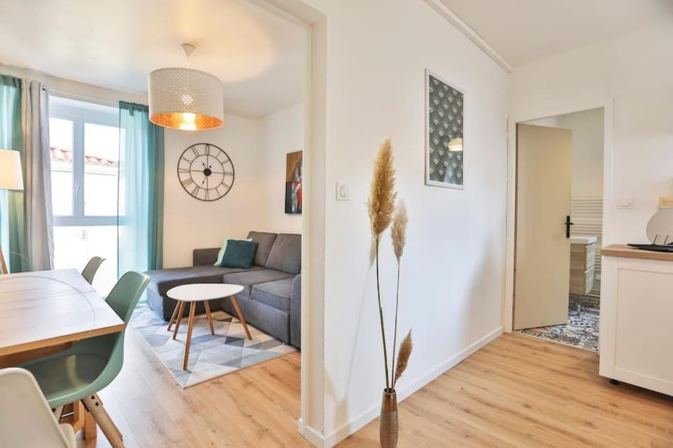 Kitchen or kitchenette, Seating area