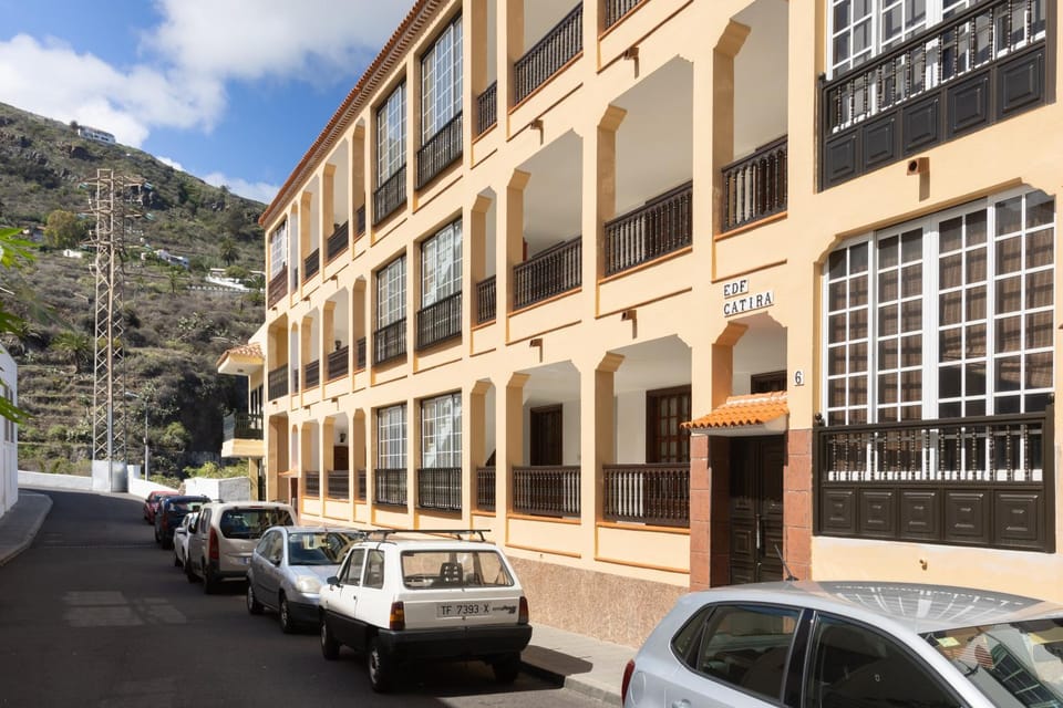 Property building, Neighbourhood, Mountain view, Parking