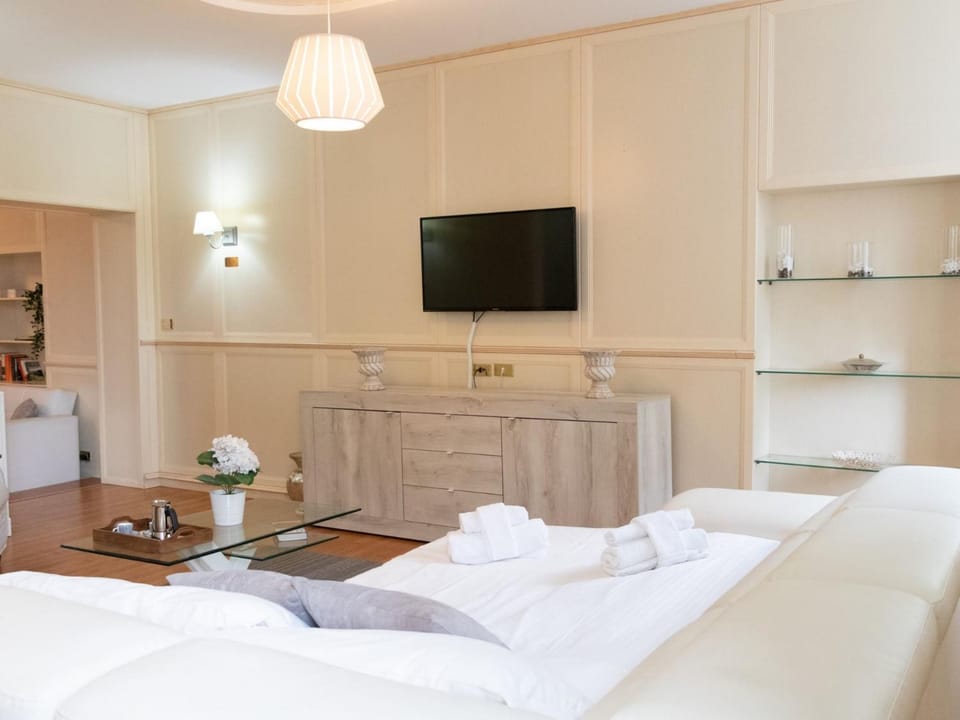 Bed, TV and multimedia, Living room