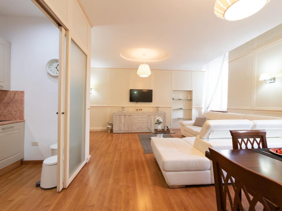 Communal lounge/ TV room, TV and multimedia, Living room, Seating area, Dining area