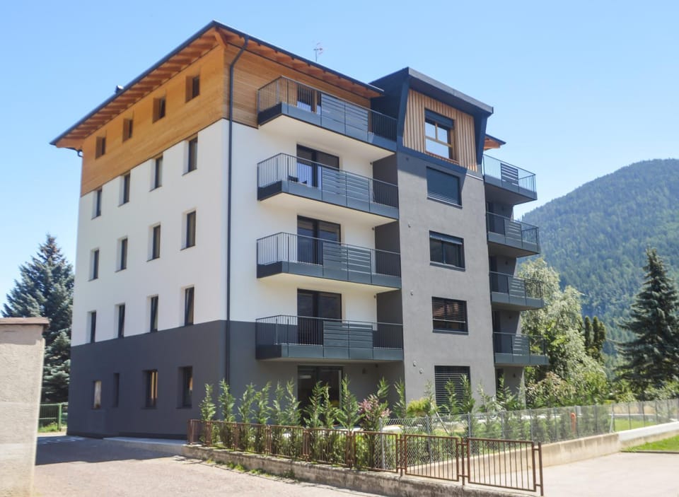 Property building, Day, Natural landscape, Summer, Garden, Mountain view