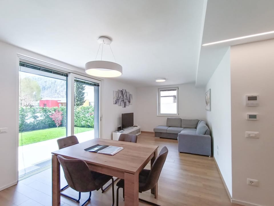 Garden, TV and multimedia, View (from property/room), Living room, Dining area