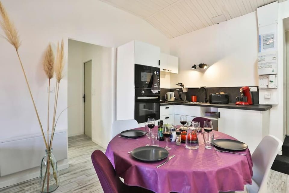 Kitchen or kitchenette, Dining area, minibar, stove, toaster