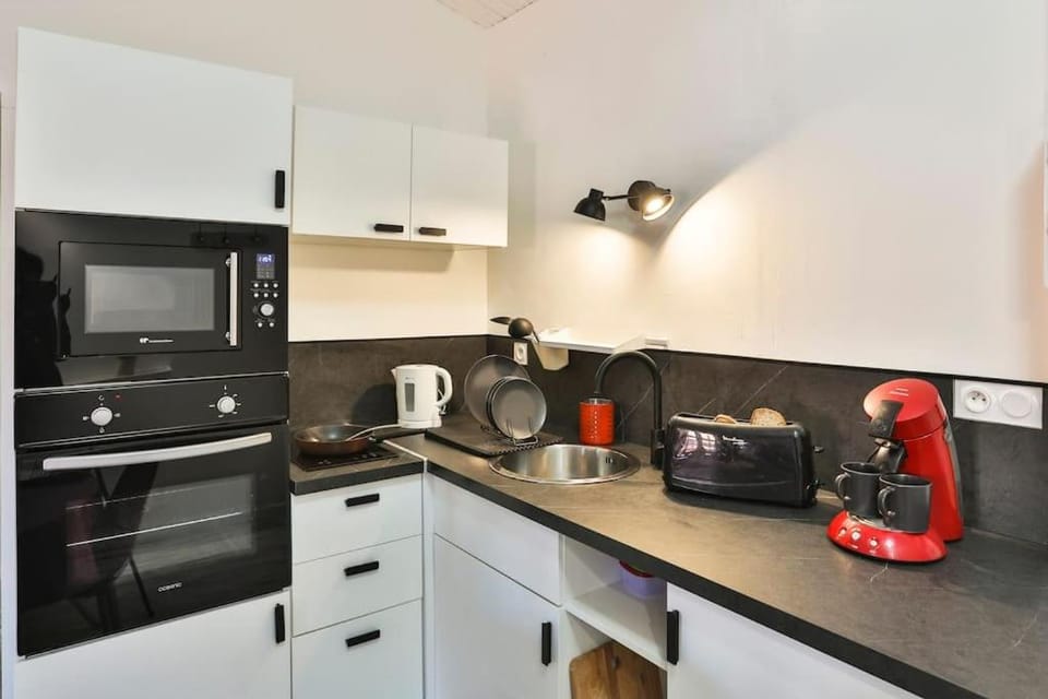 Kitchen or kitchenette, minibar, toaster