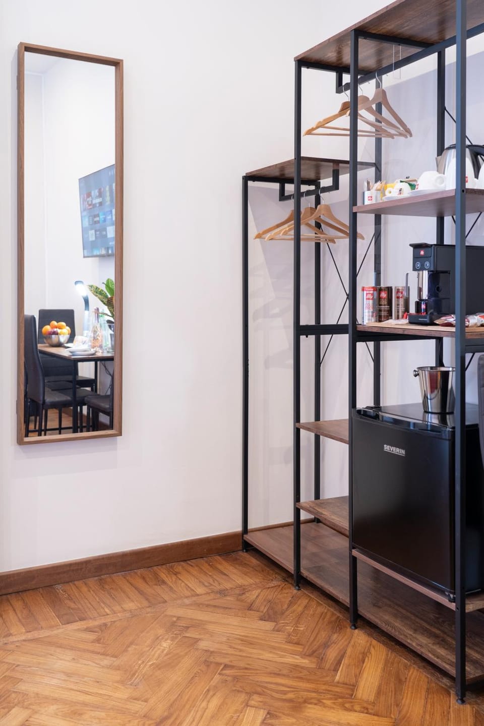 Coffee/tea facilities, hair dresser, wardrobe