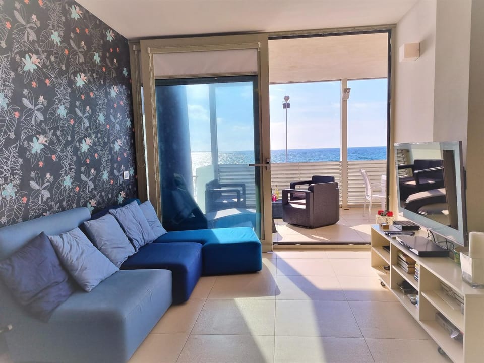TV and multimedia, View (from property/room), Balcony/Terrace, Living room, Seating area, Sea view