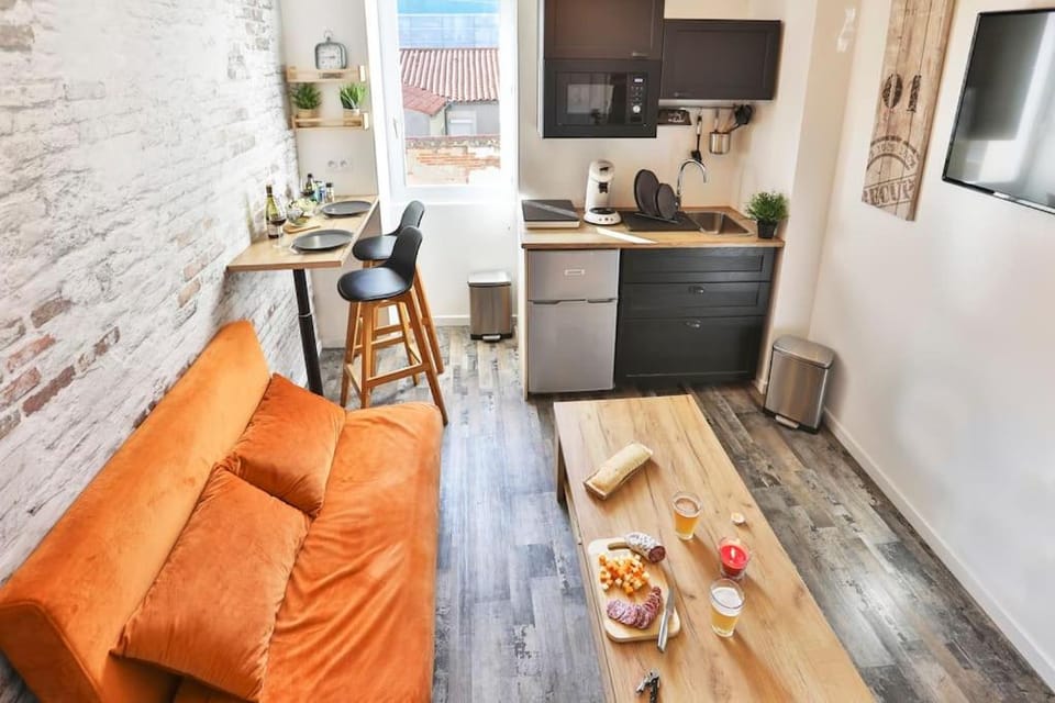 Kitchen or kitchenette, Living room, toaster