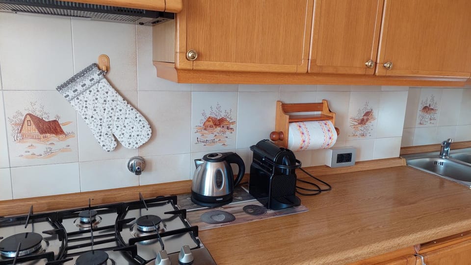 Coffee/tea facilities, Kitchen or kitchenette, stove