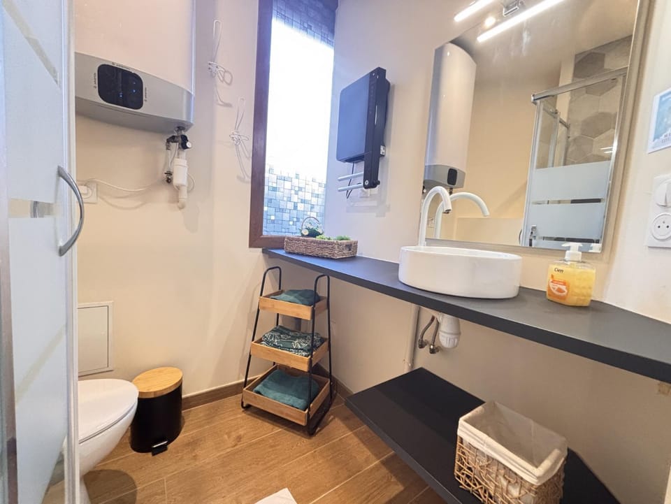 Shower, Toilet, Bathroom, towels