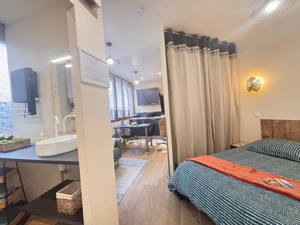 Bed, TV and multimedia, Photo of the whole room, Bedroom
