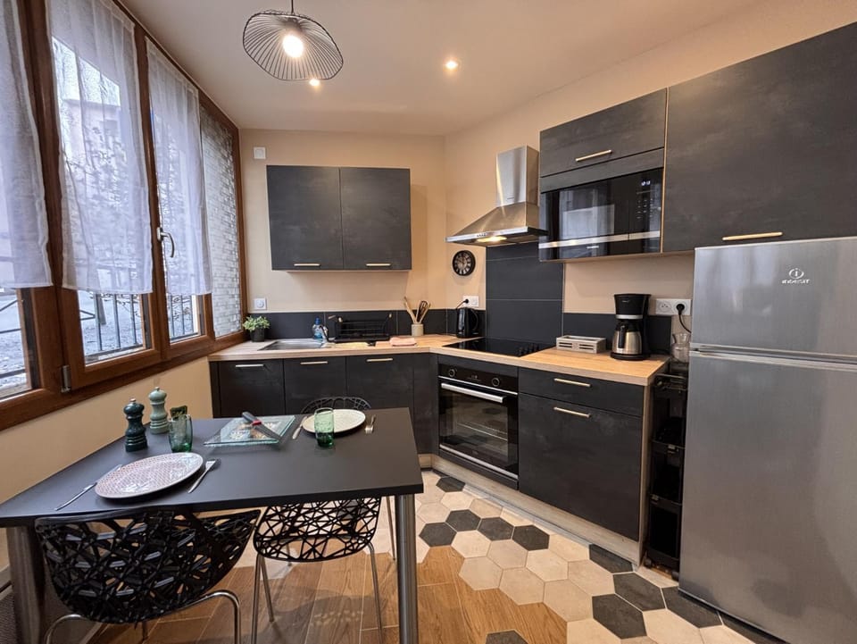 Dining area, pet friendly, stove, toaster, kitchen
