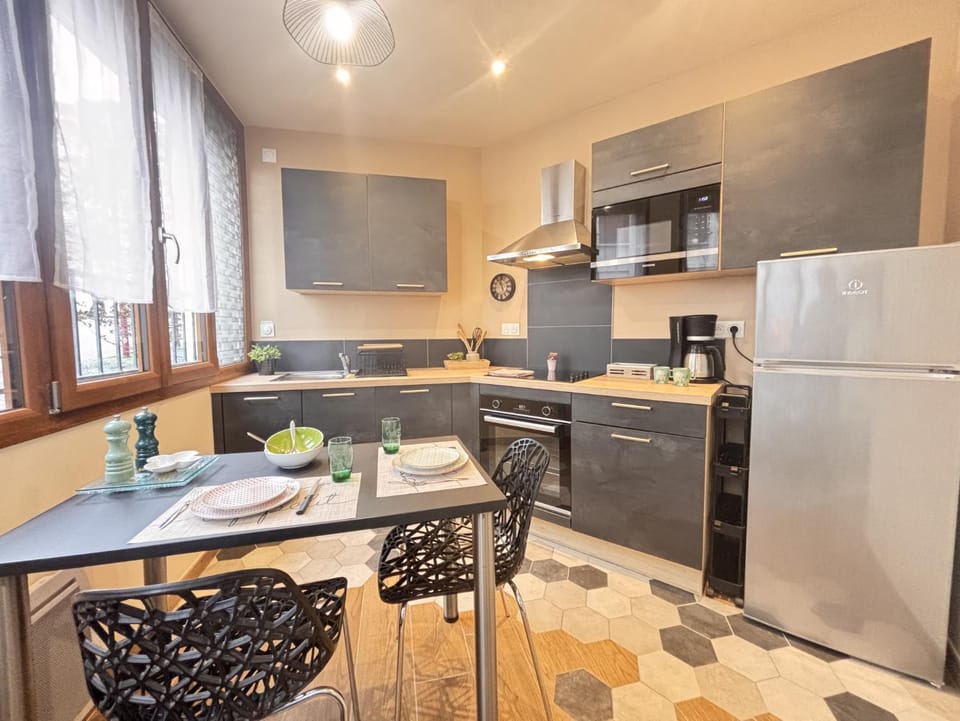 Coffee/tea facilities, Dining area, microwave, oven, stove, toaster, kitchen