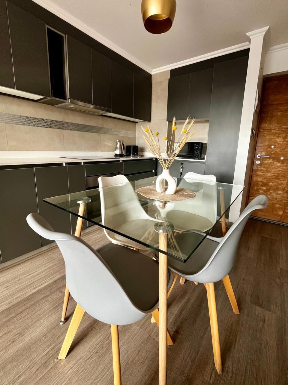 Kitchen or kitchenette, Dining area