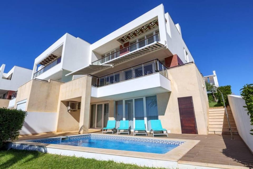 Property building, Swimming pool, Swimming pool