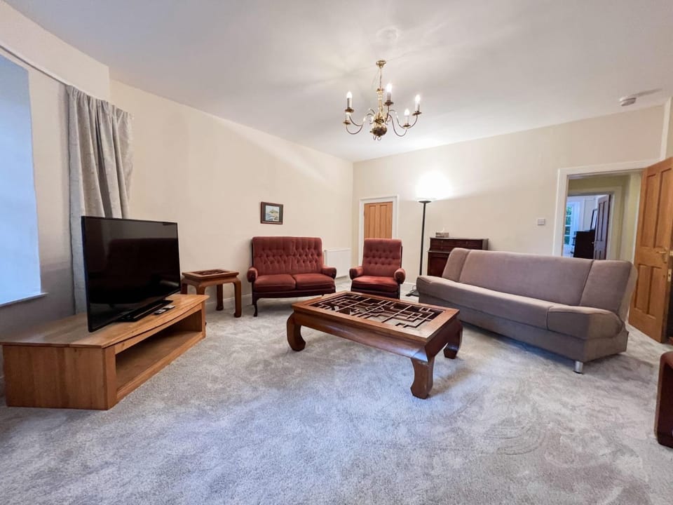 Spacious Flat Sleeps 8 near Princes Street Apartment in Edinburgh