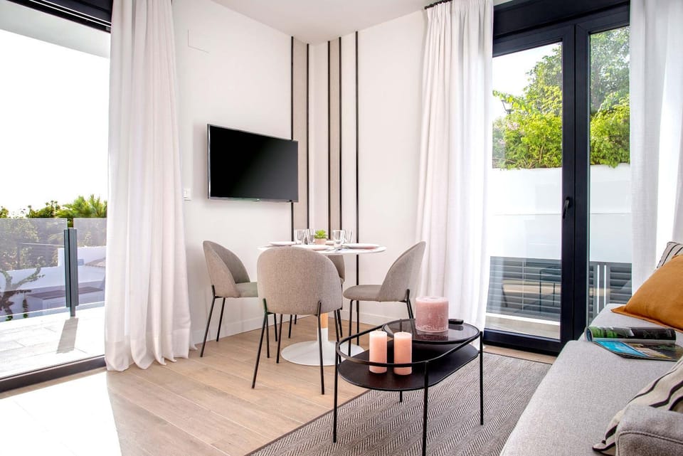 Day, TV and multimedia, View (from property/room), Balcony/Terrace, Living room, Seating area, Dining area
