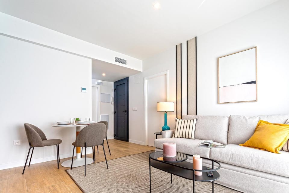 TV and multimedia, Living room, Seating area, Dining area, Food