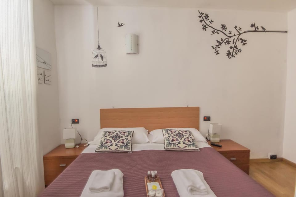 Photo of the whole room, Decorative detail