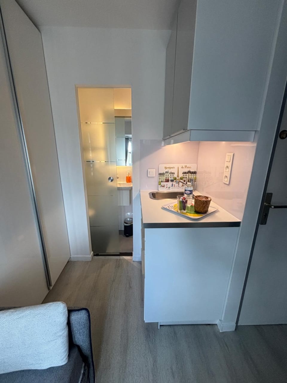 Paris 17ème - STUDIO compact 10m2 -110 sqf - coeur BATIGNOLLES - ideal SOLO traveler Apartment in Paris