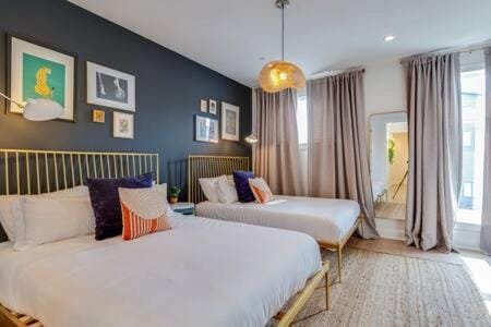 Belmont Music Row 4 Bed, Rooftop, 10 Minutes To DT, 24 Hour Hospitality Team, Perfect for Groups, 7 Miles to Airport House in Nashville