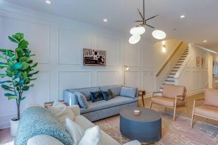 Belmont Music Row 4 Bed, Rooftop, 10 Minutes To DT, 24 Hour Hospitality Team, Perfect for Groups, 7 Miles to Airport House in Nashville